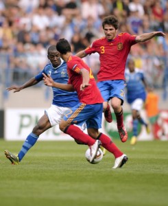 Giovani calciatori di Spagna e Francia in azione 